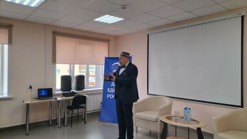 Кукмара китапханәсендә Татарстан Республикасының атказанган артисты Азат Зарипов белән очрашу булды
