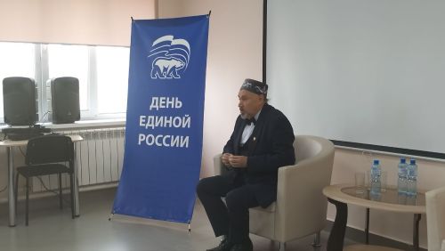 Кукмара китапханәсендә Татарстан Республикасының атказанган артисты Азат Зарипов белән очрашу булды