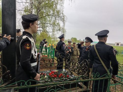 ТР буенча Эчке эшләр министрлыгының шәхси состав белән эшләү идарәсе башлыгы Илһам Сәхапов Герой Сабир Әхтәмовның каберенә чәчәкләр салды