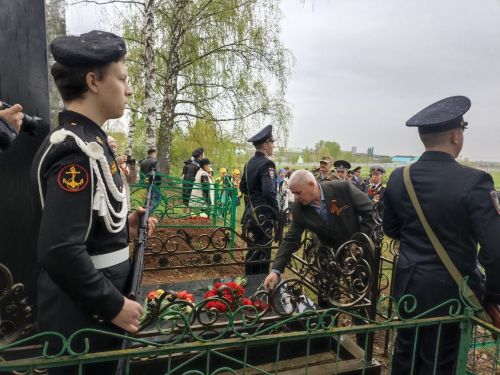 ТР буенча Эчке эшләр министрлыгының шәхси состав белән эшләү идарәсе башлыгы Илһам Сәхапов Герой Сабир Әхтәмовның каберенә чәчәкләр салды