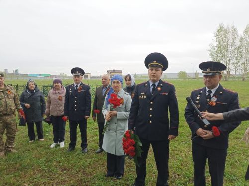 ТР буенча Эчке эшләр министрлыгының шәхси состав белән эшләү идарәсе башлыгы Илһам Сәхапов Герой Сабир Әхтәмовның каберенә чәчәкләр салды