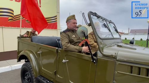 Район электр челтәре коллективы парадта ретро машинада җилдерәчәк
