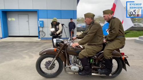 Район электр челтәре коллективы парадта ретро машинада җилдерәчәк