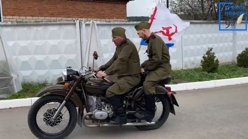 Район электр челтәре коллективы парадта ретро машинада җилдерәчәк