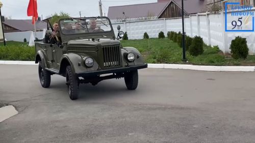 Район электр челтәре коллективы парадта ретро машинада җилдерәчәк