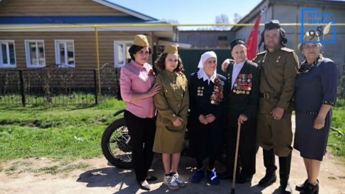 Зур Кукмарадан Илнур Нурмөхәммәтов  1949 елгы мотоциклы белән парадта катнашачак
