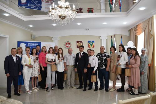 Россия көне алдыннан Кукмара районында яшәүче яшь гражданнарга паспортлар тапшырылды