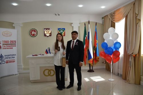 Россия көне алдыннан Кукмара районында яшәүче яшь гражданнарга паспортлар тапшырылды