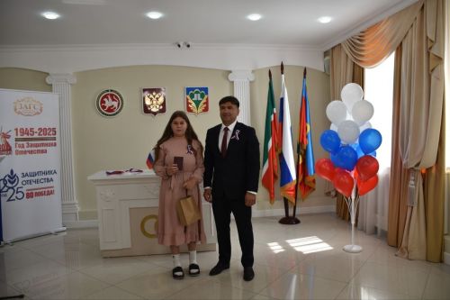 Россия көне алдыннан Кукмара районында яшәүче яшь гражданнарга паспортлар тапшырылды