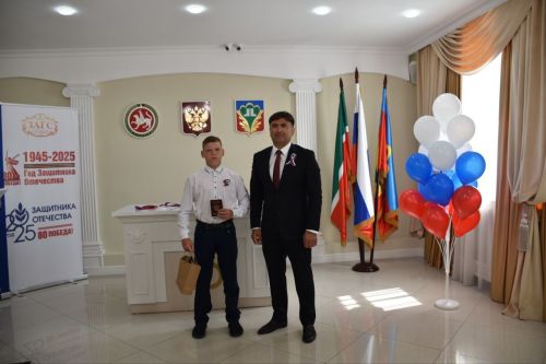 Россия көне алдыннан Кукмара районында яшәүче яшь гражданнарга паспортлар тапшырылды