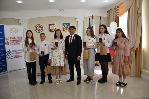 Россия көне алдыннан Кукмара районында яшәүче яшь гражданнарга паспортлар тапшырылды