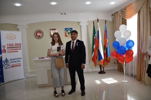 Россия көне алдыннан Кукмара районында яшәүче яшь гражданнарга паспортлар тапшырылды
