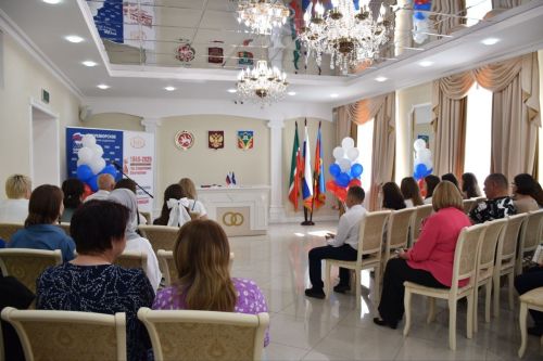 Россия көне алдыннан Кукмара районында яшәүче яшь гражданнарга паспортлар тапшырылды