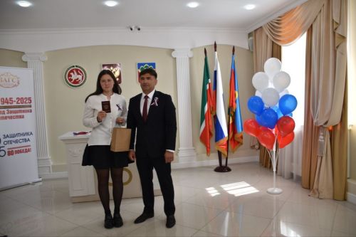 Россия көне алдыннан Кукмара районында яшәүче яшь гражданнарга паспортлар тапшырылды