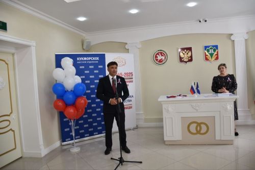 Россия көне алдыннан Кукмара районында яшәүче яшь гражданнарга паспортлар тапшырылды