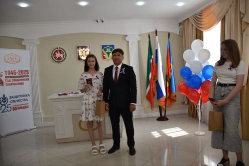 Россия көне алдыннан Кукмара районында яшәүче яшь гражданнарга паспортлар тапшырылды