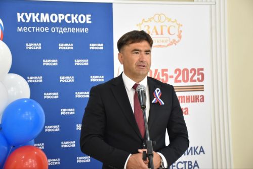 Россия көне алдыннан Кукмара районында яшәүче яшь гражданнарга паспортлар тапшырылды