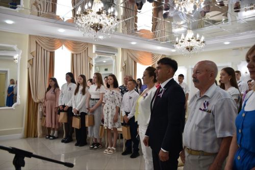 Россия көне алдыннан Кукмара районында яшәүче яшь гражданнарга паспортлар тапшырылды