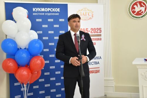 Россия көне алдыннан Кукмара районында яшәүче яшь гражданнарга паспортлар тапшырылды