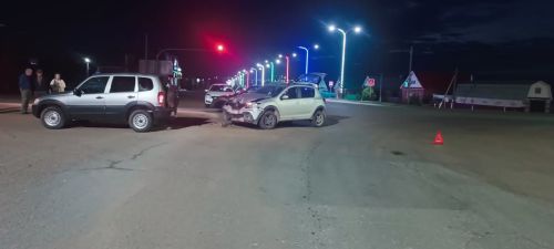 Кукмарада светофорда ике җиңел машина бәрелешкән, пассажирларның берсе зыян күргән