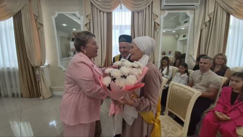 Кукмараның Никахлашу сараенда алтын туйларын билгеләп үтүче парны хөрмәтләделәр
