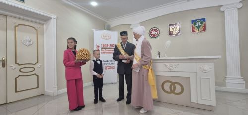 Кукмараның Никахлашу сараенда алтын туйларын билгеләп үтүче парны хөрмәтләделәр