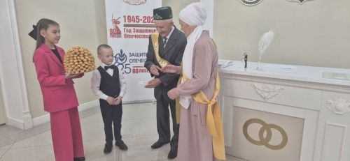 Кукмараның Никахлашу сараенда алтын туйларын билгеләп үтүче парны хөрмәтләделәр