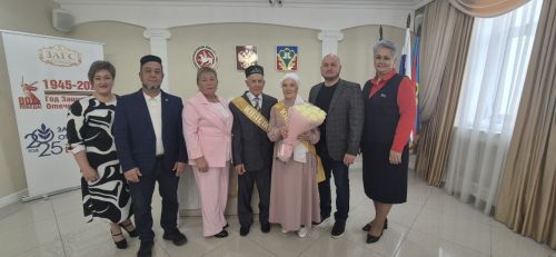 Кукмараның Никахлашу сараенда алтын туйларын билгеләп үтүче парны хөрмәтләделәр