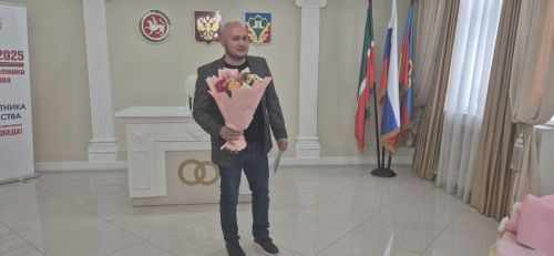 Кукмараның Никахлашу сараенда алтын туйларын билгеләп үтүче парны хөрмәтләделәр