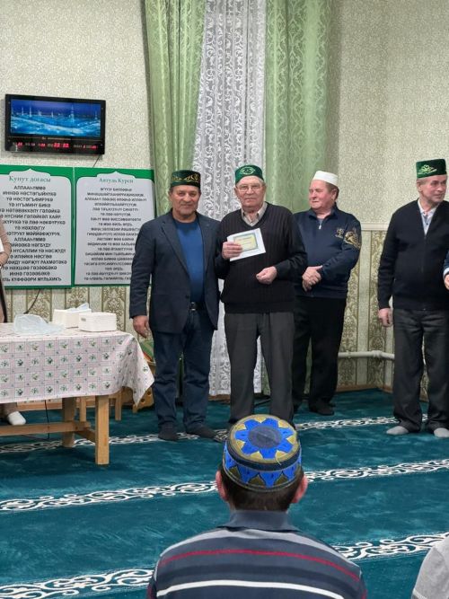 “Вахитов” җәмгыяте хуҗалыкта эшләүчеләр арасында ике кешегә Гомрә Хаҗына сертификат тапшырды