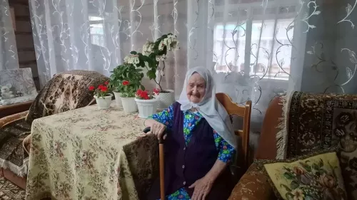 Кукмара районында яшәүче 102 яшьлек Фәһимә Зәйнәгыеваны Өлкәннәр көне белән котладылар