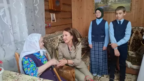 Кукмара районында яшәүче 102 яшьлек Фәһимә Зәйнәгыеваны Өлкәннәр көне белән котладылар