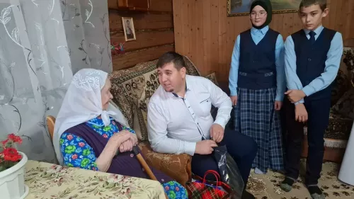 Кукмара районында яшәүче 102 яшьлек Фәһимә Зәйнәгыеваны Өлкәннәр көне белән котладылар