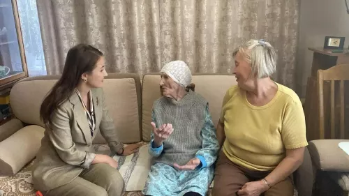 Кукмара районыннан 100 яшьлек Анна Иванованы Өлкәннәр көне белән котладылар