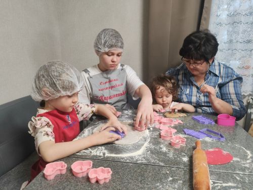 Кукмарада яшәүче, өч бала әнисе Наталья Бакина: Татлы ризыклар пешерү — безнең нәсел һөнәре