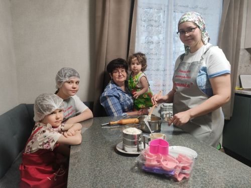 Кукмарада яшәүче, өч бала әнисе Наталья Бакина: Татлы ризыклар пешерү — безнең нәсел һөнәре