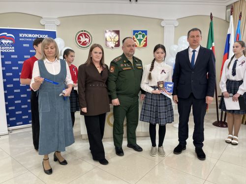 Кукмара районында тантаналы вакыйга: Үсмерләргә паспортлар тапшырылды