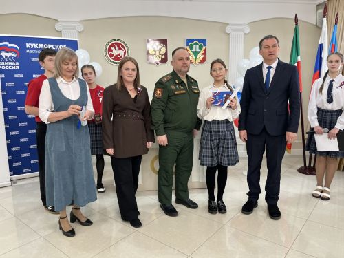 Кукмара районында тантаналы вакыйга: Үсмерләргә паспортлар тапшырылды
