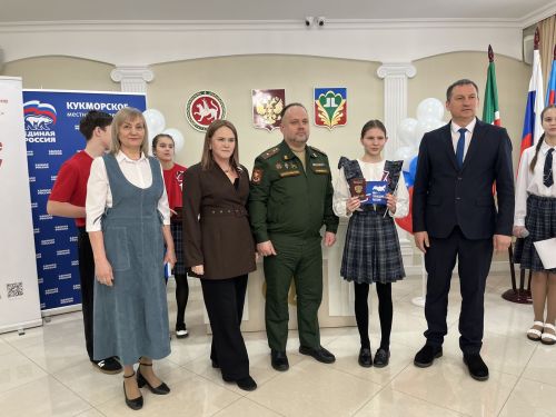 Кукмара районында тантаналы вакыйга: Үсмерләргә паспортлар тапшырылды