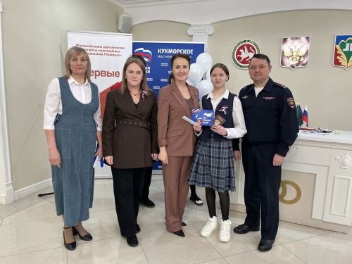 Кукмара районында тантаналы вакыйга: Үсмерләргә паспортлар тапшырылды