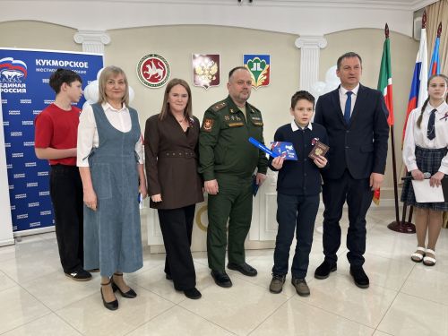 Кукмара районында тантаналы вакыйга: Үсмерләргә паспортлар тапшырылды