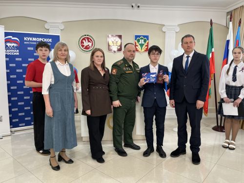 Кукмара районында тантаналы вакыйга: Үсмерләргә паспортлар тапшырылды