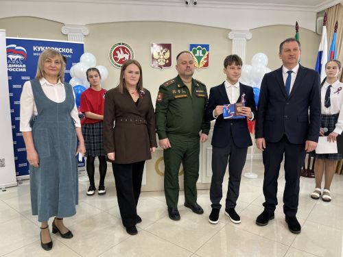 Кукмара районында тантаналы вакыйга: Үсмерләргә паспортлар тапшырылды