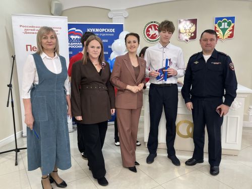 Кукмара районында тантаналы вакыйга: Үсмерләргә паспортлар тапшырылды
