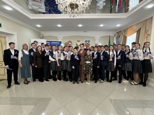 Кукмара районында тантаналы вакыйга: Үсмерләргә паспортлар тапшырылды