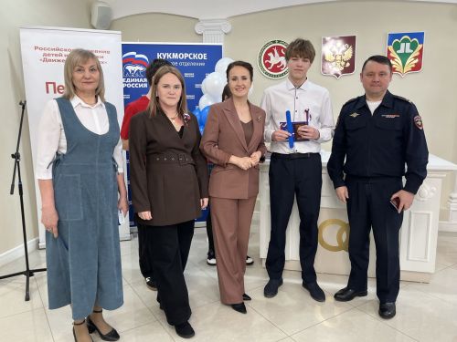 Кукмара районында тантаналы вакыйга: Үсмерләргә паспортлар тапшырылды
