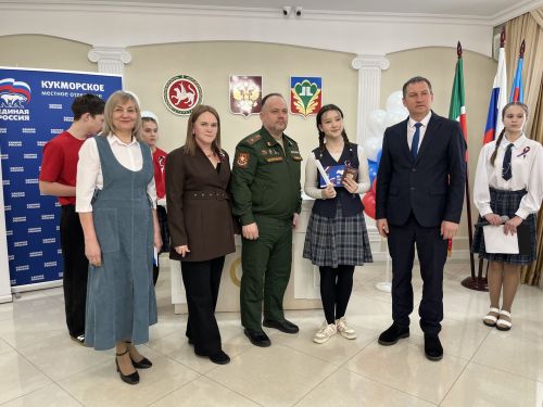 Кукмара районында тантаналы вакыйга: Үсмерләргә паспортлар тапшырылды