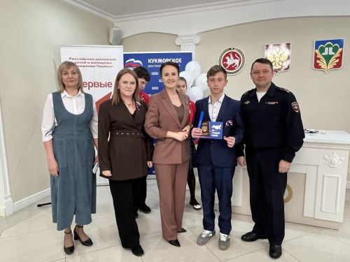 Кукмара районында тантаналы вакыйга: Үсмерләргә паспортлар тапшырылды