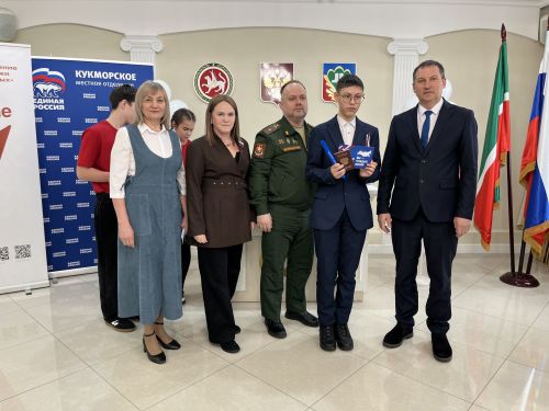 Кукмара районында тантаналы вакыйга: Үсмерләргә паспортлар тапшырылды