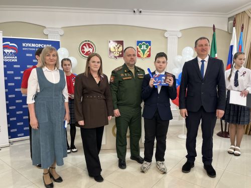 Кукмара районында тантаналы вакыйга: Үсмерләргә паспортлар тапшырылды